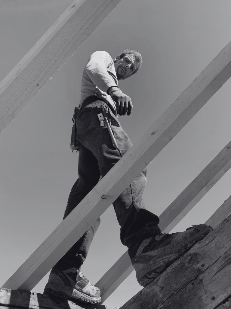 Artisan couvreur zingueur sur chantier de rénovation de toiture